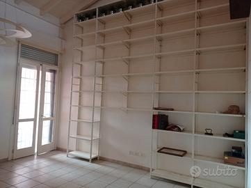 scaffalatura bianca laccata