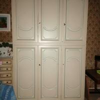 Due armadi intarsiati in legno di noce con disegni