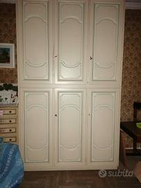 Due armadi intarsiati in legno di noce con disegni