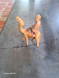 Statuetta Cammello con Cavaliere in legno