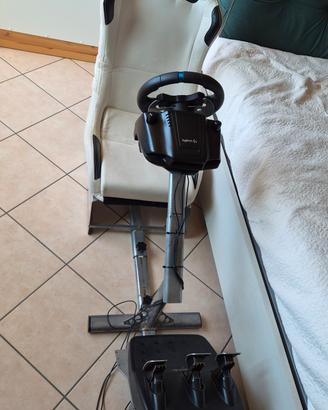 postazionw simulatore Playseat con volante 
