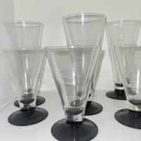 Bicchieri antichi con base nera