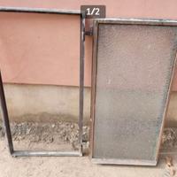 Una finestra usata in ferro. Misure L 52 x H 99 cm