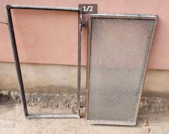 Una finestra usata in ferro. Misure L 52 x H 99 cm
