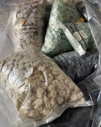 Stock bottoni e cerniere lampo