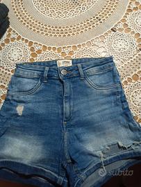 Pantaloncini di jeans nuovi molto belli