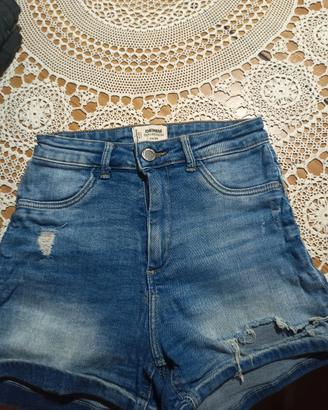 Pantaloncini di jeans nuovi molto belli