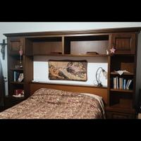Letto matrimoniale con struttura libreria
