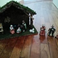 Capanna presepe con statuine 