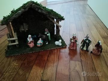 Capanna presepe con statuine 
