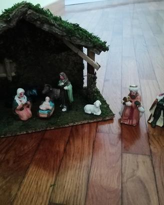 Capanna presepe con statuine 