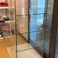 Vetrina espositiva con faretti