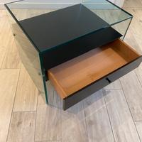 Comodino/tavolino in vetro con cassetto in legno