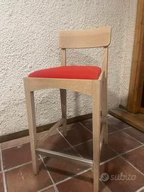 Sgabello rosso in legno singolo