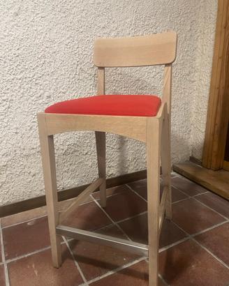 Sgabello rosso in legno singolo