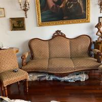 Divano tre posti con quattro poltroncine