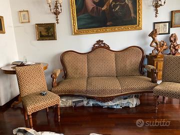 Divano tre posti con quattro poltroncine