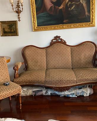 Divano tre posti con quattro poltroncine