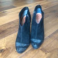 Scarpe nere con tacco e borchie marca Schutz