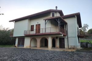 Ampia villa indipendente con giardino