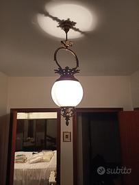 Lampadario vintage con globo in vetro satinato