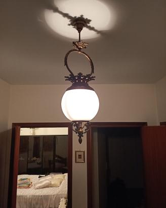 Lampadario vintage con globo in vetro satinato