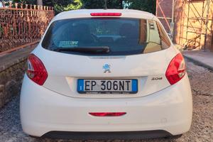 Peugeot 208 bianca, benzina, 141000 km 
