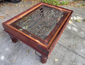 Tavolino massello con inserto in ferro antico.