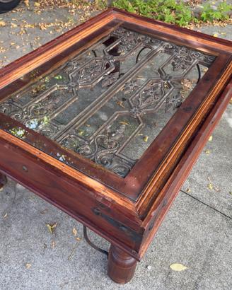 Tavolino massello con inserto in ferro antico.