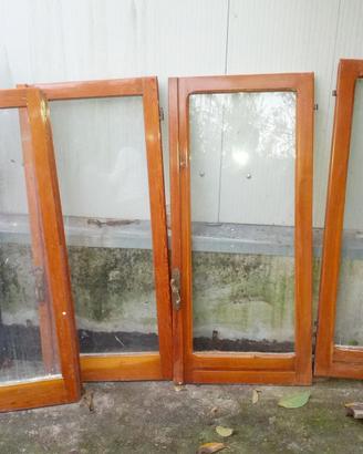 Finestre in legno complete con soglie
