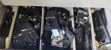 Stock abbigliamento moto: giacche guanti antipiogg