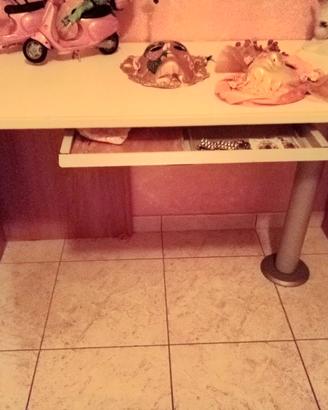 SCRIVANIA E LETTO CAMERETTA
