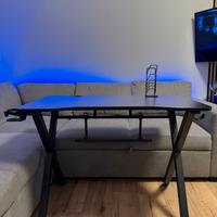 Scrivania gaming in fibra di carbonio