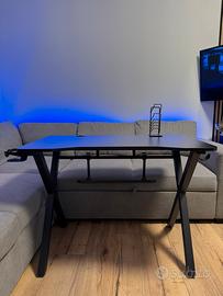 Scrivania gaming in fibra di carbonio