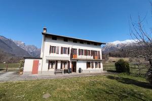 Belluno adiacenze cavarzano casa con terreno