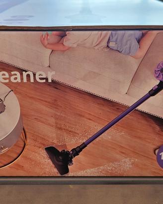 Cordless vacuum cleaner. Aspirapolvere a batteria.