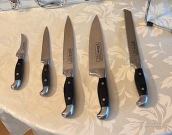 Ceppo con set coltelli e barbecue
