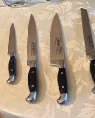 Ceppo con set coltelli e barbecue