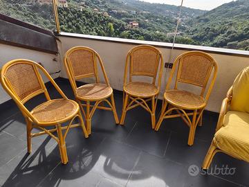 Sedie, poltrone e divanetto in vimini