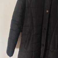 piumino nero da donna imbottito con cappuccio