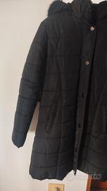 piumino nero da donna imbottito con cappuccio