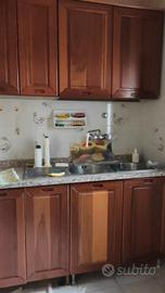 Cucina in ciliegio, granito e lavello Franke
