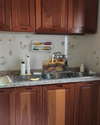 Cucina in ciliegio, granito e lavello Franke