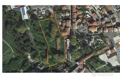 Fabbricato Casalone 700 mq + 15k mq terreno