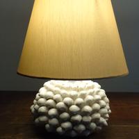 LAMPADA IN CERAMICA MODELLATA E DIPINTA A MANO 25H