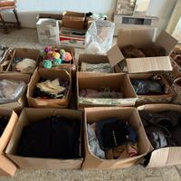 Lotto 50 scatoloni abbigliamento e accessori