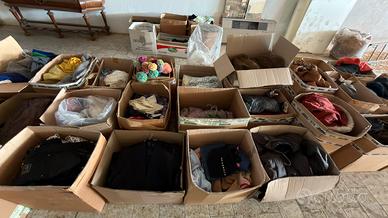 Lotto 50 scatoloni abbigliamento e accessori