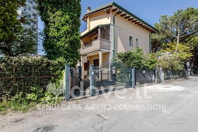 Appartamento di 195 m² con 5 locali e box auto a J