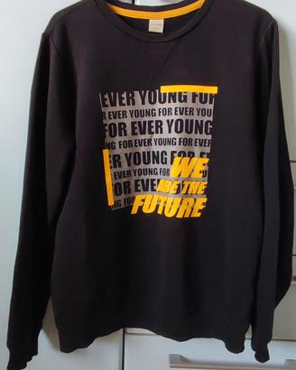 felpa nera con grafica