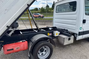 IVECO 35C10 con cassone ribaltabile trilaterale